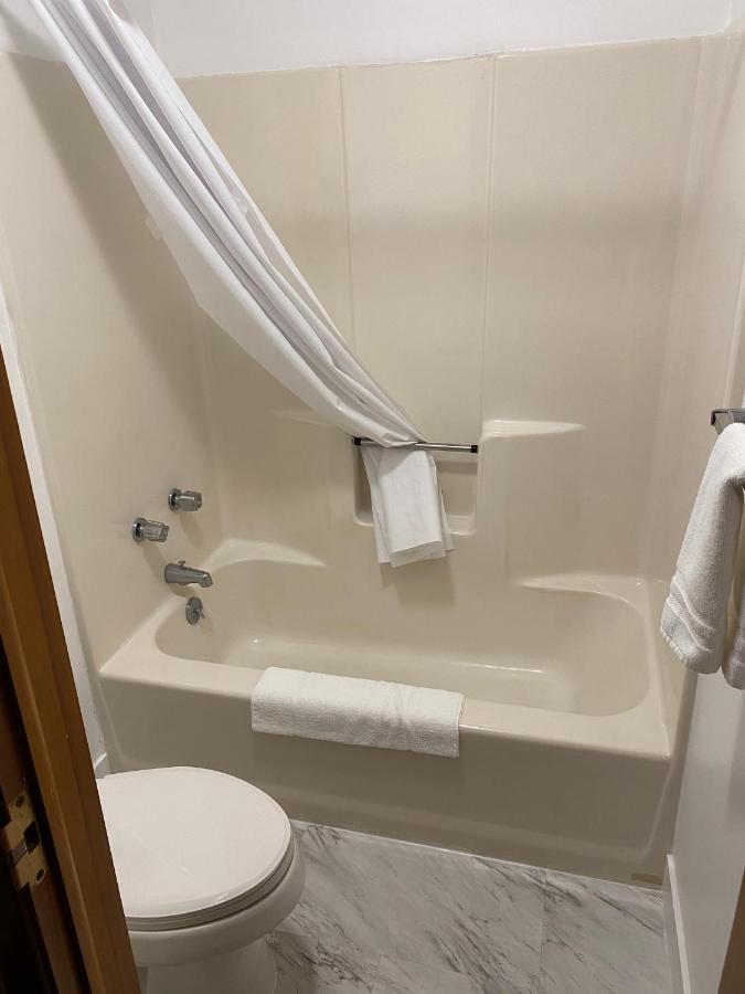 The Hemlock Inn Loudonville Экстерьер фото